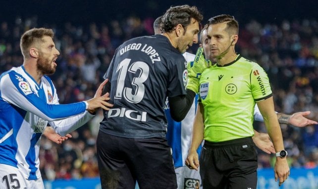 Le gardien de l'Espanyol Diego Lopez proteste auprès de l'arbitre
