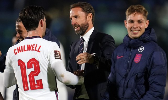 Le sélectionneur de l'Angleterre Gareth Southgate en compagnie de Ben Chilwell et Emile Smith Rowe