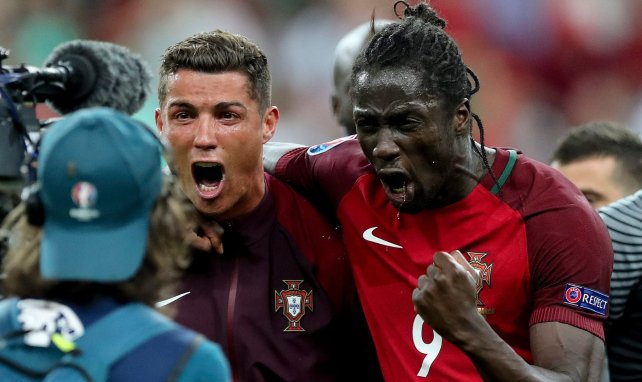 Eder aux côtés de Cristiano Ronaldo après la finale de l'Euro 2016