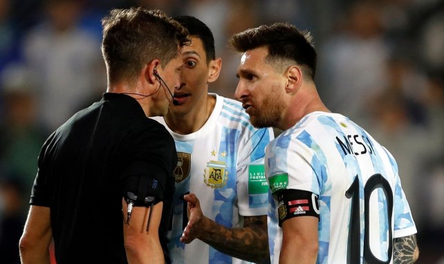 Lionel Messi et Angel Di Maria en discussions avec l'arbitre