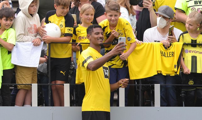 Sébastien Haller posant avec ses fans à Dortmund