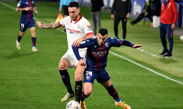 Lucas Ocampos et Borja Garcia au duel lors de Séville-Huesca