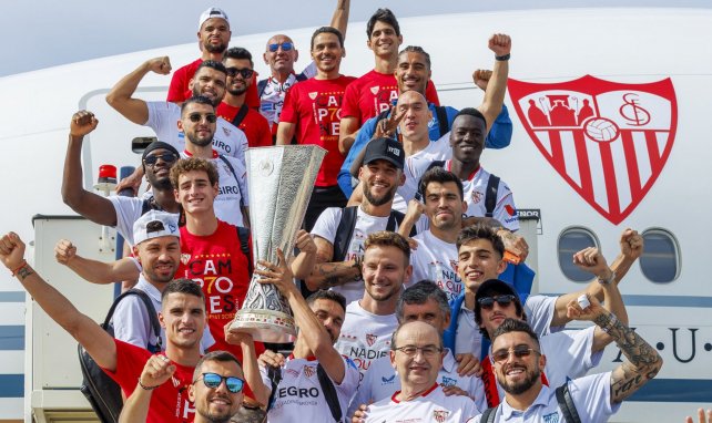 Les joueurs de Séville avec le trophée de la Ligue Europa