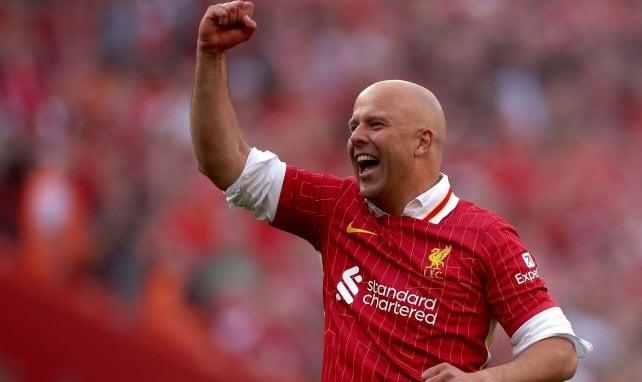 Arne Slot célèbre le titre de Liverpool