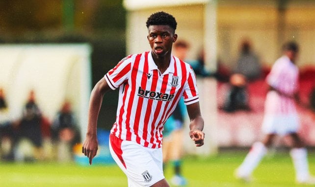 Sol Sidibé en action avec Stoke City en Championship