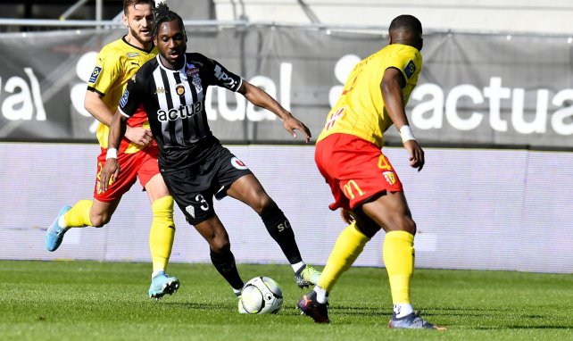 Souleyman Doumbia en action avec Angers face à Lens en Ligue 1