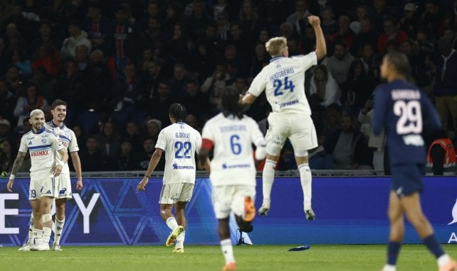 Les joueurs de Strasbourg fêtent un but au Parc des Princes