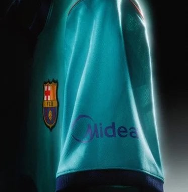 Le FC Barcelone dévoile un troisième maillot inspiré des années 90