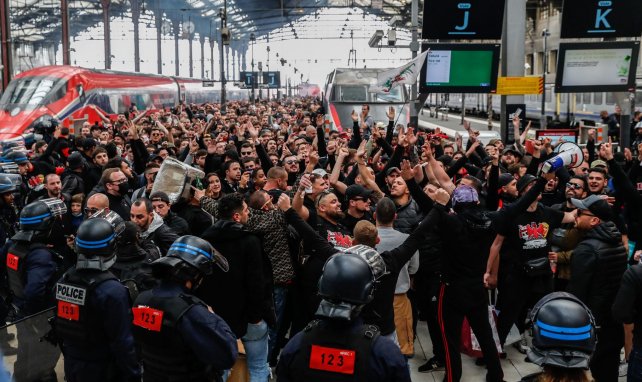 Les supporters de Nice à leur arrivée à gare de Lyon, encadrés par la police