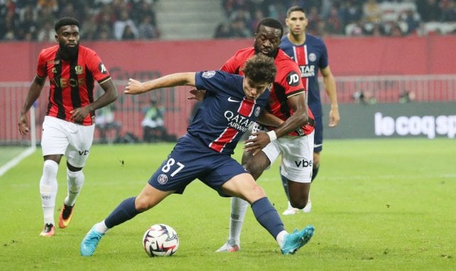 Tanguy Ndombélé au duel avec Joao Neves. 