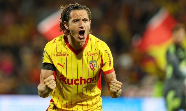 Florian Thauvin célèbre un but avec Lens