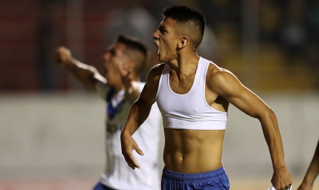 Thiago Almada fait tomber le haut pour célébrer avec Vélez