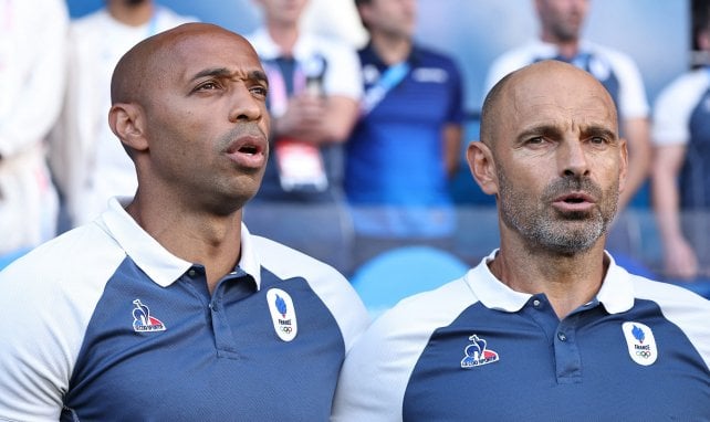 Gérald Baticle (à droite) succède à Thierry Henry (à gauche) sur le banc des Bleuets.