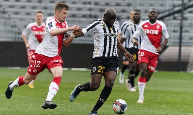 Sada Thioub face à Caio Henrique avec Angers face à Monaco en Ligue 1