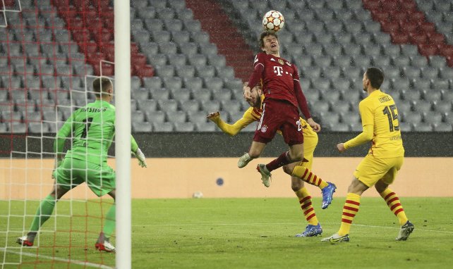 Thomas Müller köpft zum 2:0 gegen den FC Barcelona