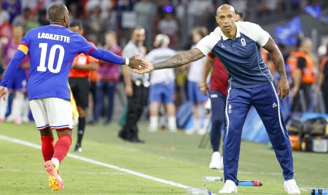 Thierry Henry avec Alexandre Lacazette aux JO 2024