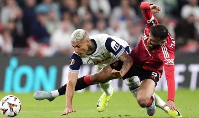 Mazraoui face à Richarlison