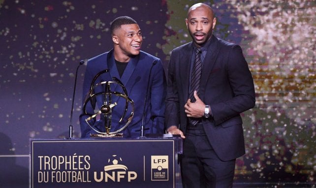Kylian Mbappé aux côtés de Thierry Henry sur la scène de la cérémonie des Trophées UNFP.