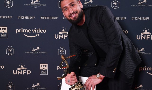 Gianluigi Donnarumma avec son trophée UNFP de meilleur gardien de Ligue 1
