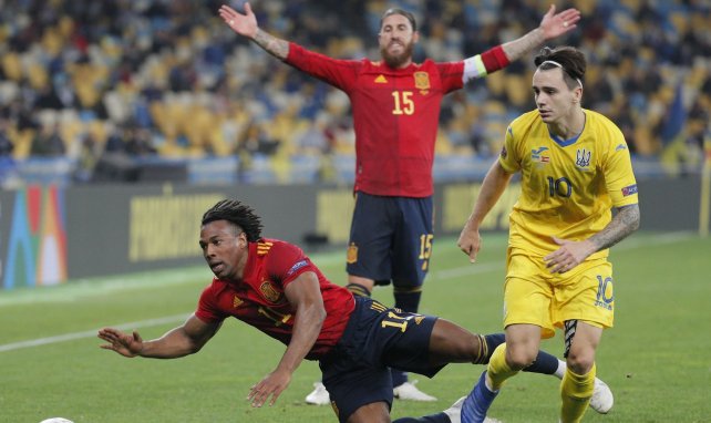 Sergio Ramos demande une faute sur Adama Traoré lors d'Ukraine-Espagne