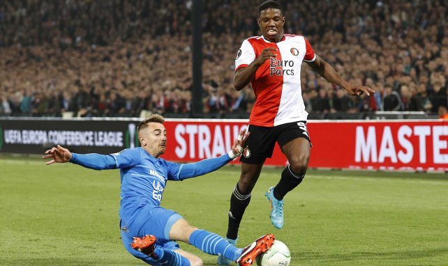 Valentin Rongier tacle Tyrell Malacia lors de Feyenoord-OM