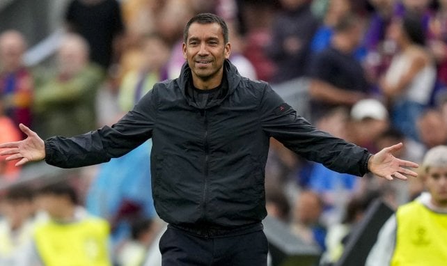 Feyenoord : Van Bronckhorst désigne le Barça comme « la meilleure équipe du monde »