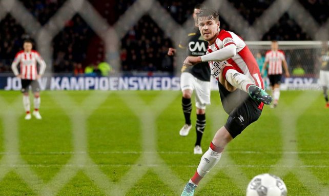 Marco Van Ginkel marque un penalty lors de son prêt au PSV Eindhoven