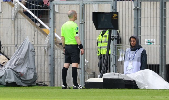 Un arbitre de Ligue 1 devant l'écran VAR