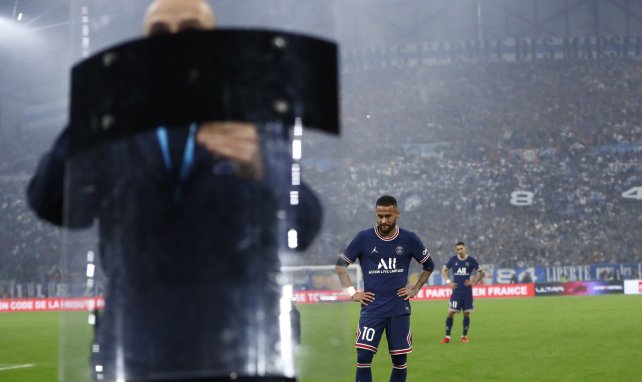 Neymar au Vélodrome, protégé par un membre de la sécurité