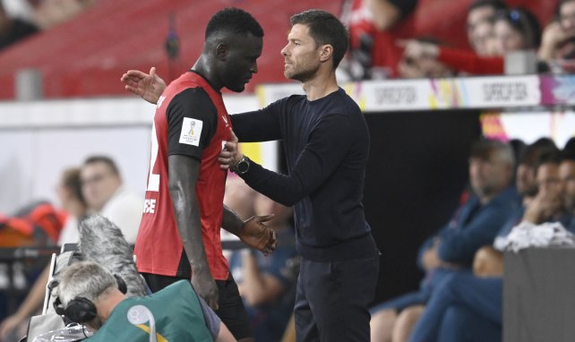 Victor Boniface salué par Xabi Alonso