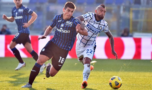 Arturo Vidal au duel avec Ruslan Malinovskyi lors du match Atalanta-Inter
