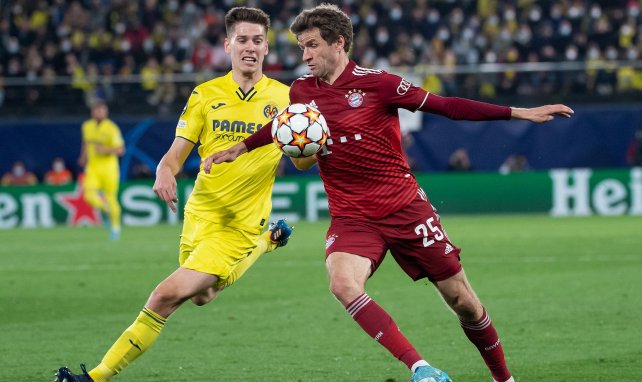 Thomas Müller face à Juan Foyth lors d'un quart de finale aller de C1.