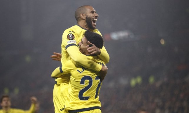 Capoue félicite Akhomach après le 2e but de Villarreal contre Rennes 