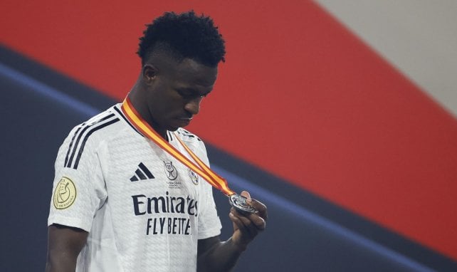 Vinicius Jr avec sa médaille d'argent en Supercoupe d'Espagne