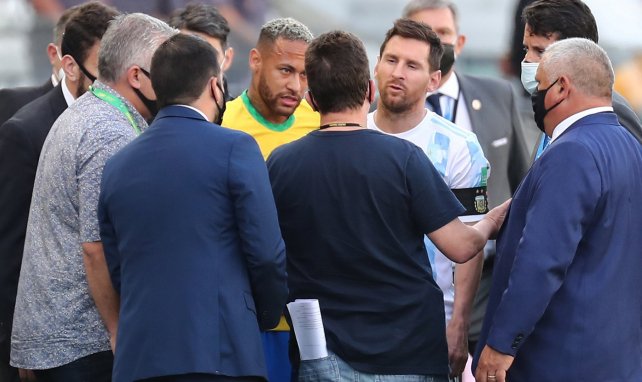 Lionel Messi et Neymar Jr en discussions avec les autorités sanitaires brésiliennes.
