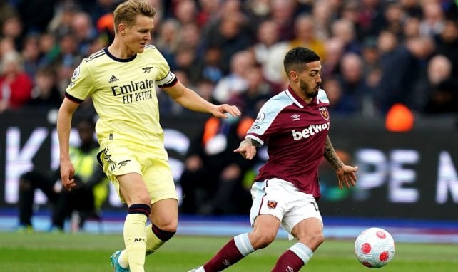 Matin Odegaard contre Saïd Benrahma en Premier League, lors d'un WHU-Arsenal