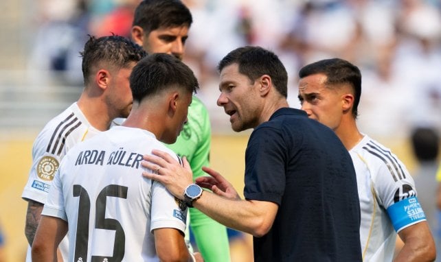 Xabi Alonso donne des consignes à Arda Güler et aux joueurs du Real Madrid