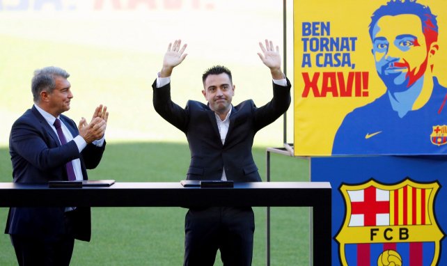 Xavi Hernandez avec Joan Laporta lors de la présentation du coach au Camp Nou