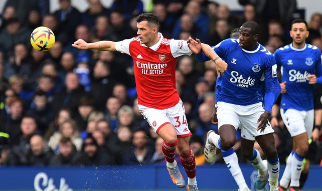 Granit Xhaka (Arsenal) à la lutte avec Abdoulaye Doucouré (Everton)