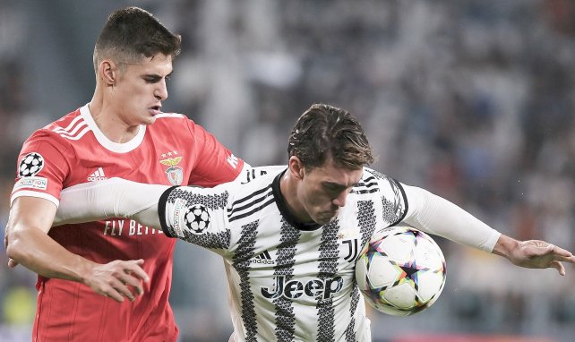 Antonio Silva (Benfica) à la lutte avec Dusan Vlahovic (Juventus)