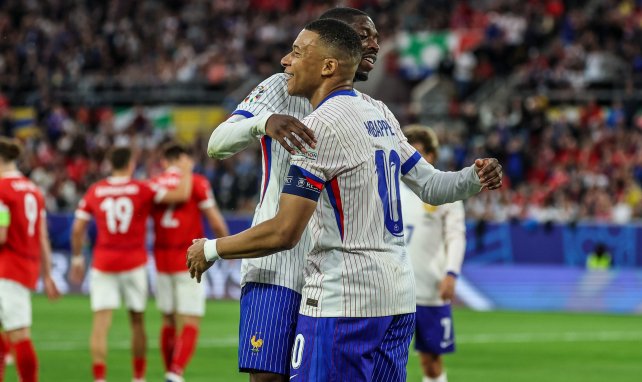 Kylian Mbappé célèbre avec Ousmane Dembélé 