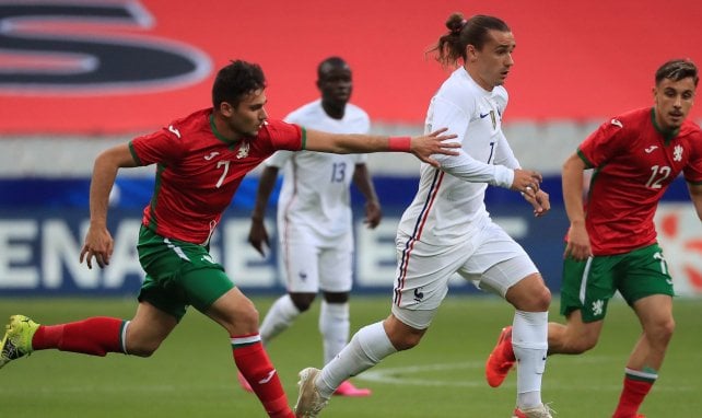 Dominik Yankov (à gauche) à la lutte avec Antoine Griezmann lors de France-Bulgarie