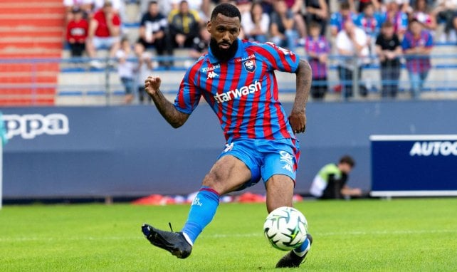 Yann M’Vila en action avec le SM Caen.