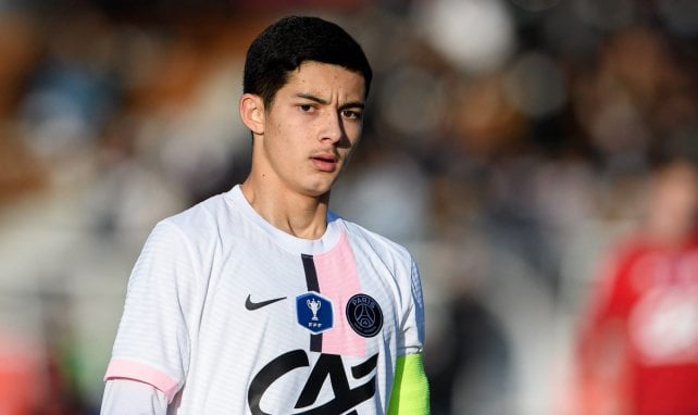 Younes El Hannach avec le maillot du PSG