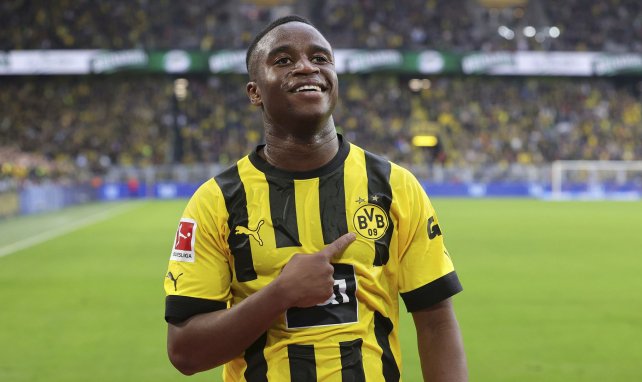 Youssoufa Moukoko tout sourire avec le Borussia Dortmund.
