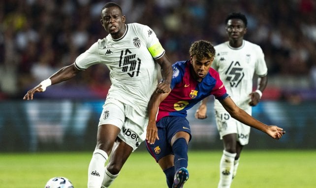 Denis Zakaria à la lutte avec Lamine Yamal lors de Barça-Monaco 