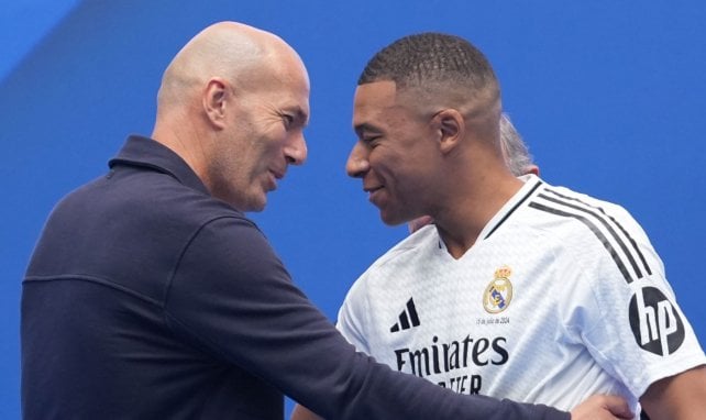 Zinedine Zidane avec Kylian Mbappé lors de la présentation de ce dernier