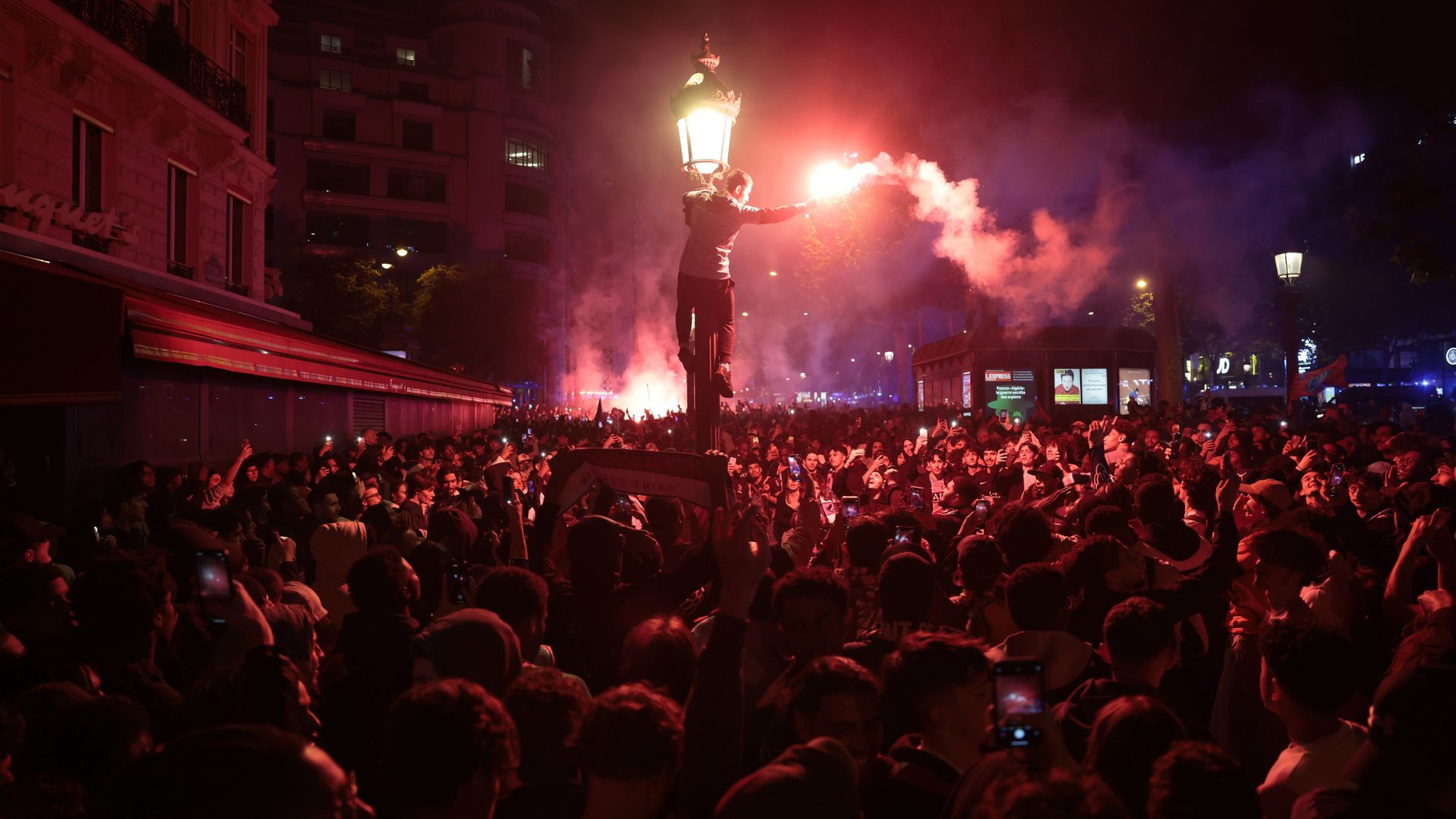 Pillages, blessés, affrontements : c’était le chaos à Paris après la  victoire du PSG