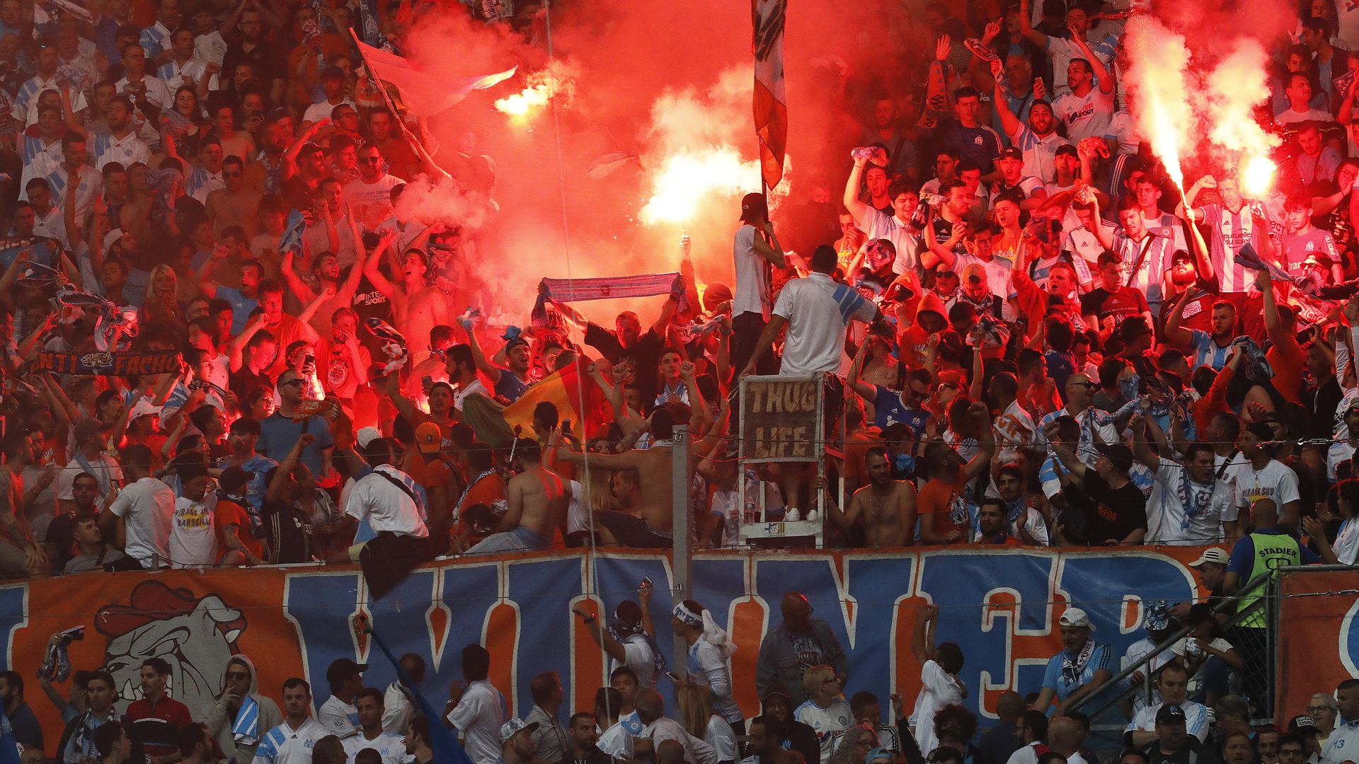 Les supporters de l'olympique Marseille sortent un tifo ingénieux pour  accueillir l'Ajax d'Amsterdam